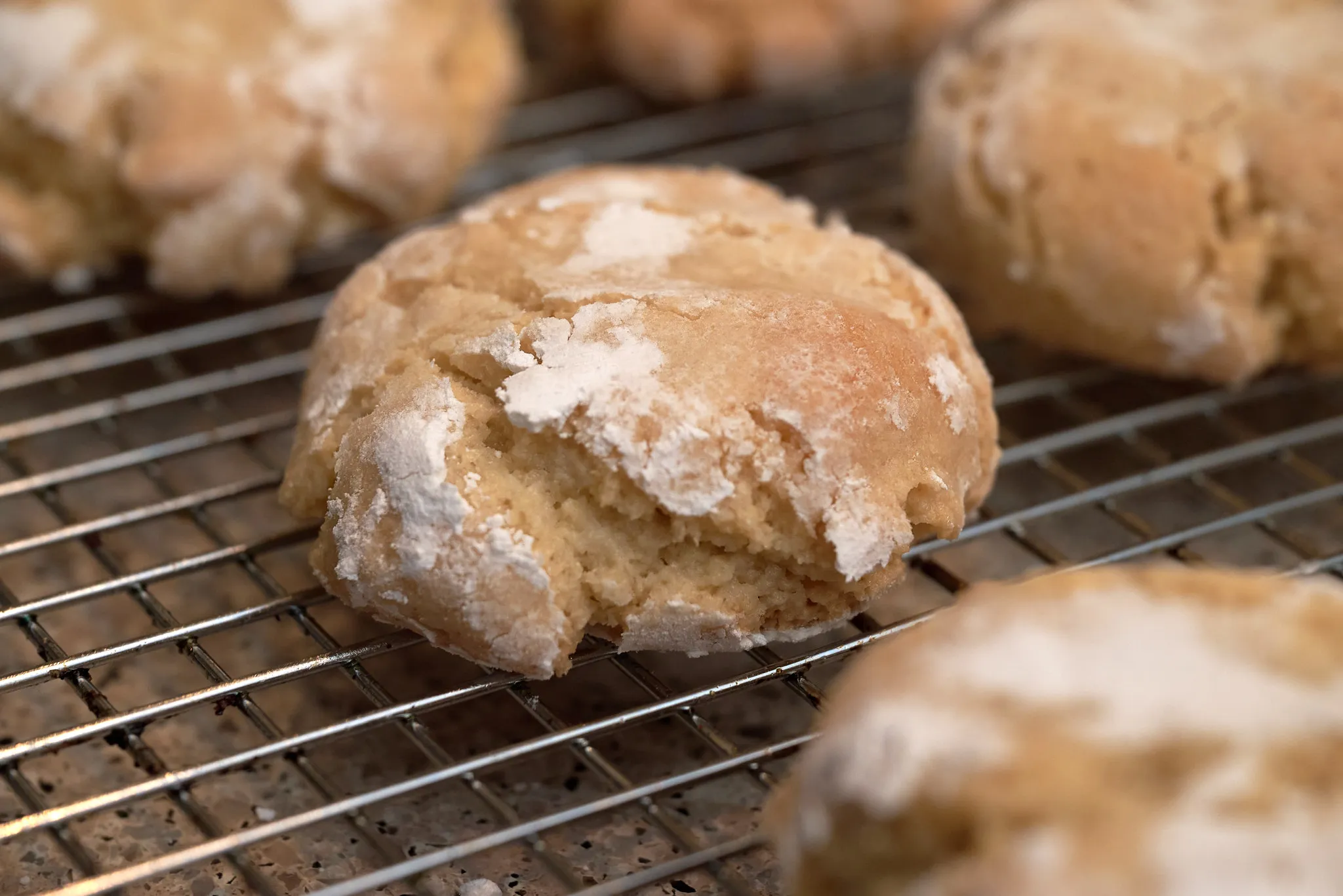 Crackled almond cookie